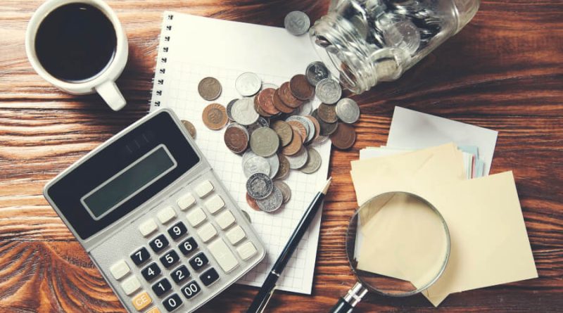 たくさんのコインと電卓と文具