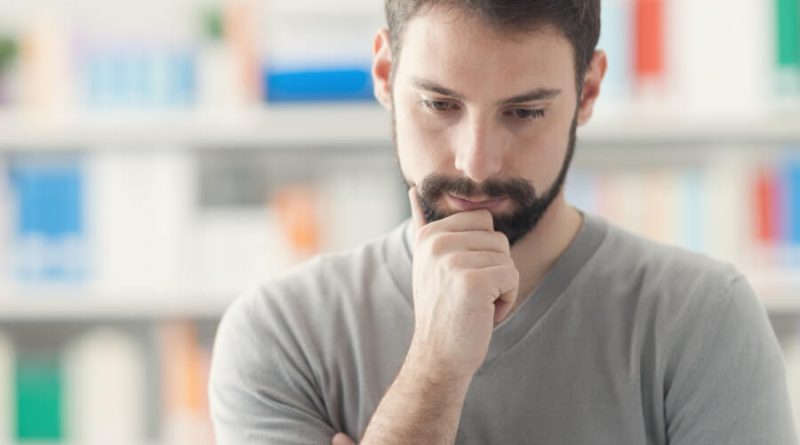 シャープ・レシオと最大ドローダウンの組み合わせについて考える男性